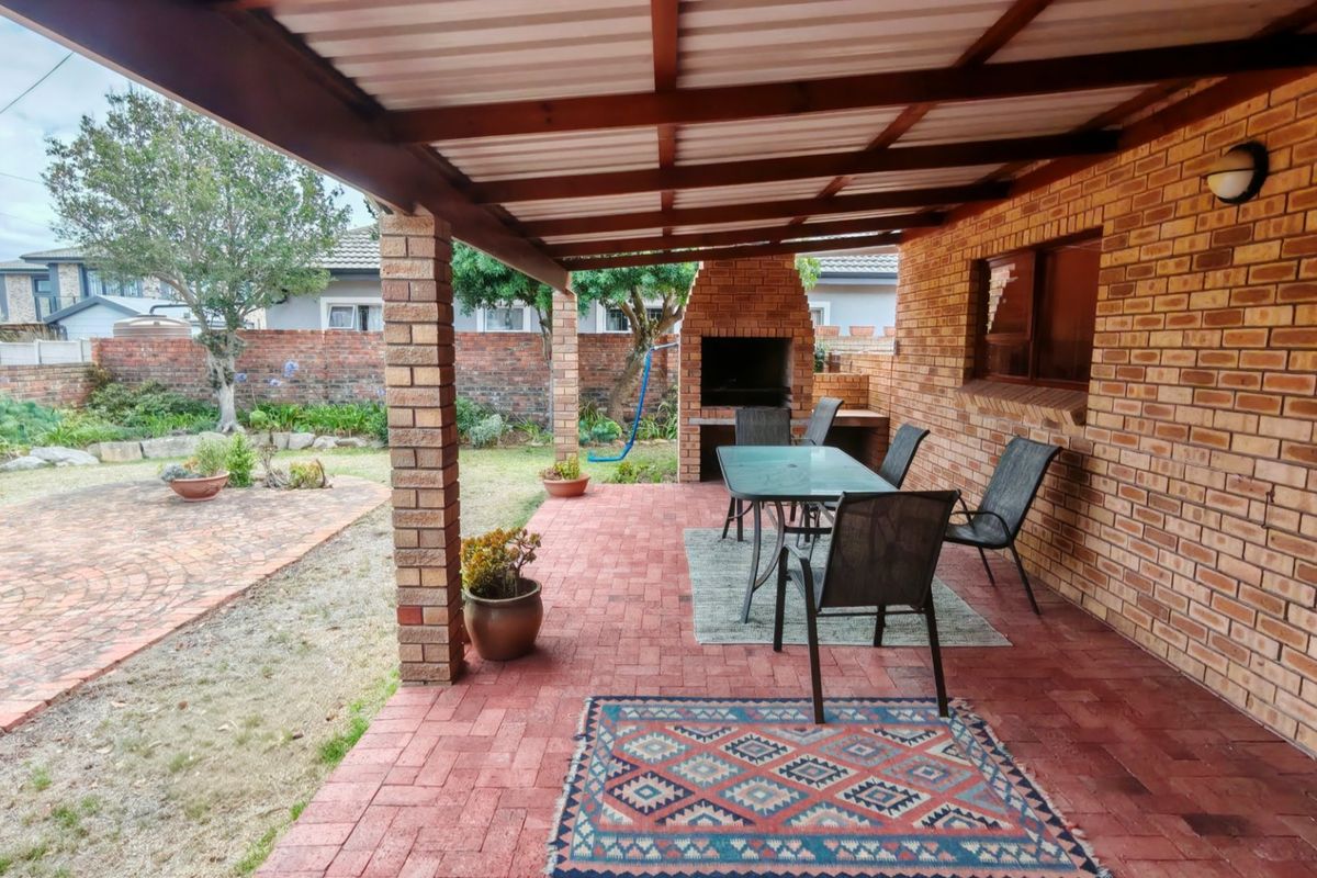 Neat Spacious Home with Excellent Entertaining Area - Photo 2