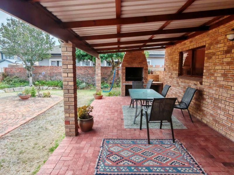 Neat Spacious Home with Excellent Entertaining Area - Photo 2