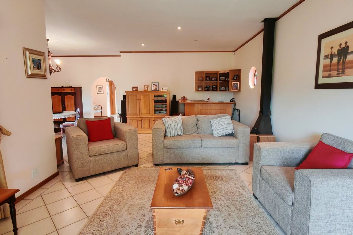 Neat Spacious Home with Excellent Entertaining Area - Photo 4