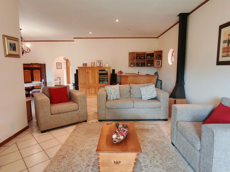 Neat Spacious Home with Excellent Entertaining Area - Photo 4