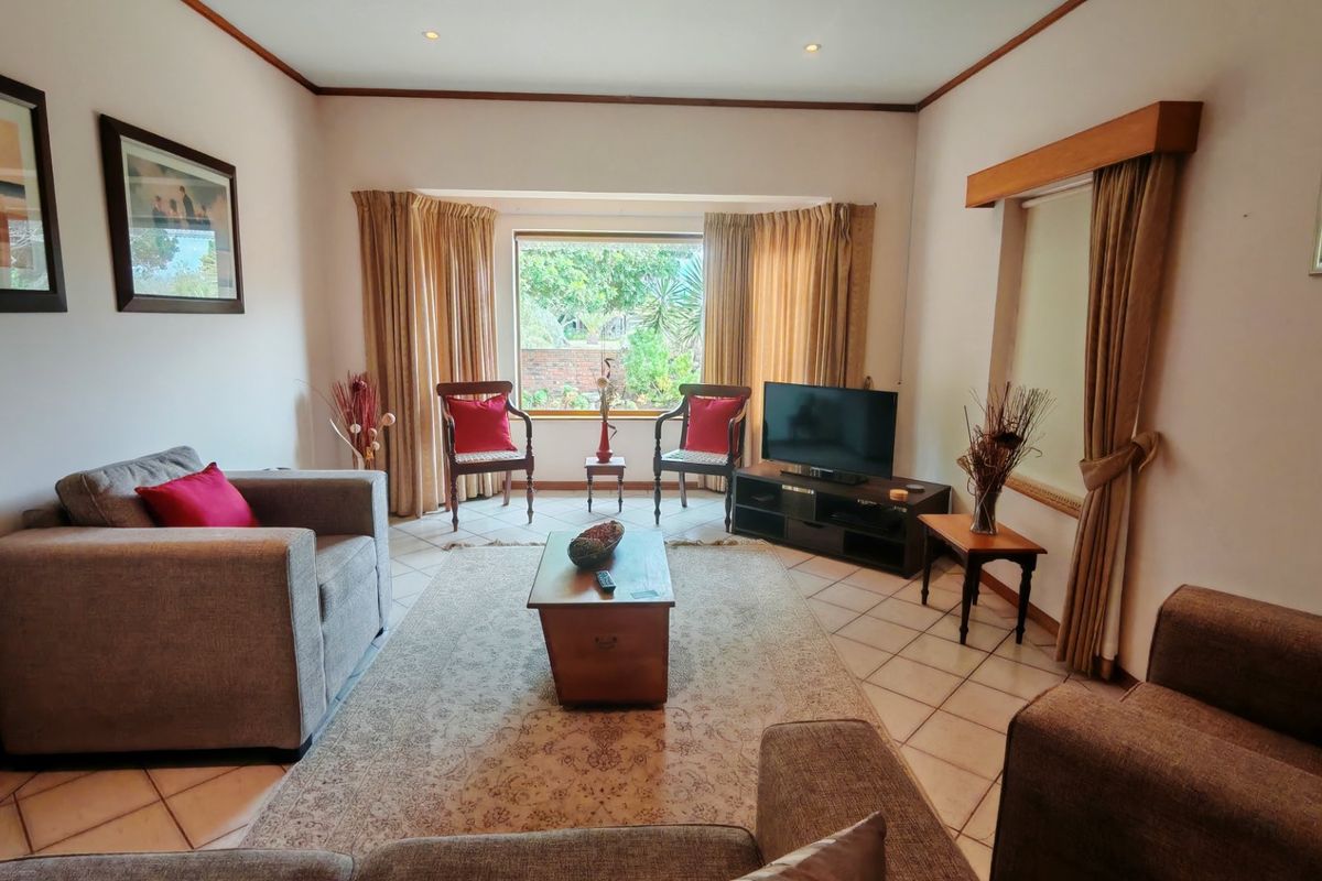 Neat Spacious Home with Excellent Entertaining Area - Photo 3