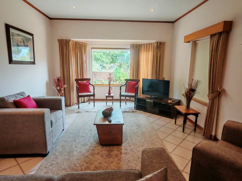 Neat Spacious Home with Excellent Entertaining Area - Photo 3