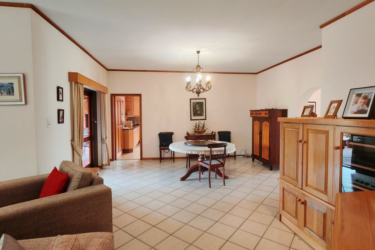 Neat Spacious Home with Excellent Entertaining Area - Photo 5