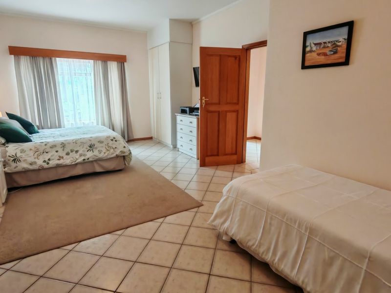 Neat Spacious Home with Excellent Entertaining Area - Photo 10