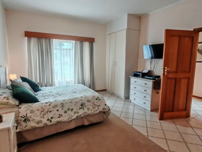 Neat Spacious Home with Excellent Entertaining Area - Photo 9