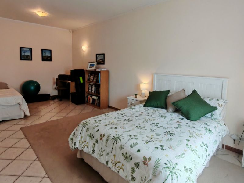 Neat Spacious Home with Excellent Entertaining Area - Photo 8