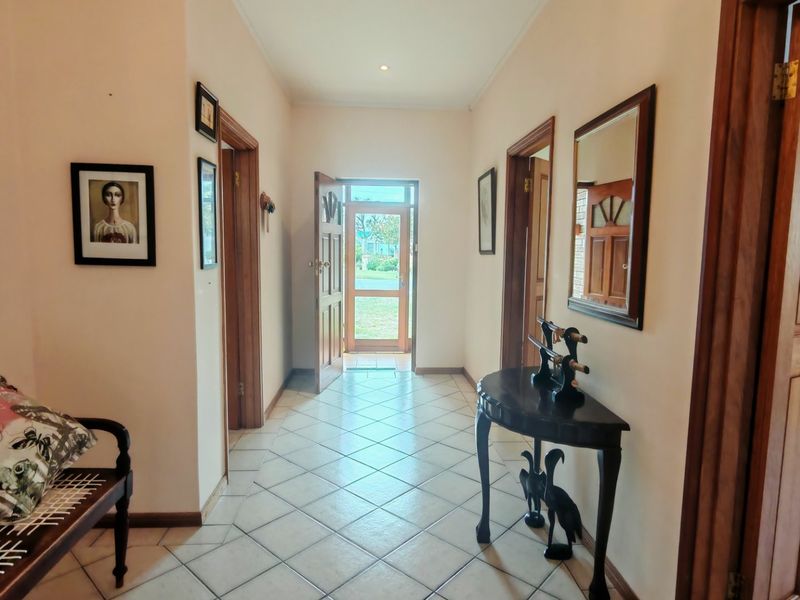 Neat Spacious Home with Excellent Entertaining Area - Photo 7