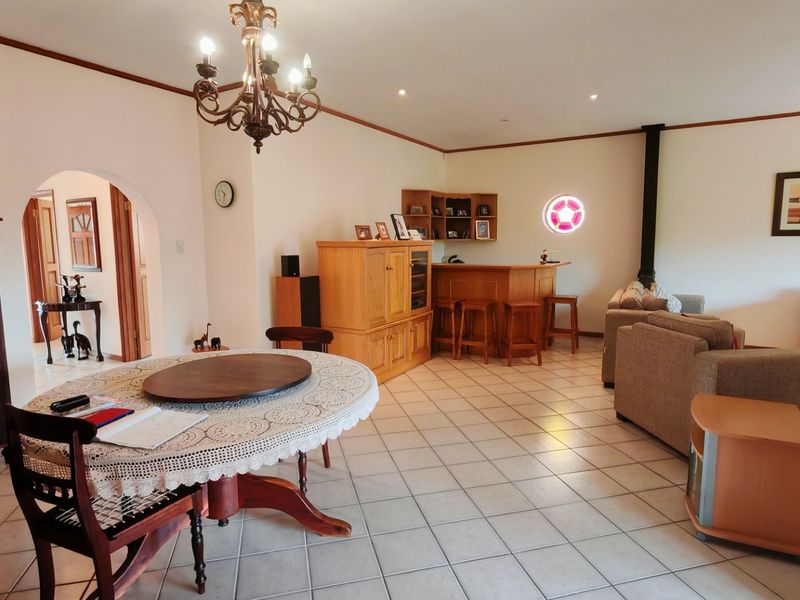 Neat Spacious Home with Excellent Entertaining Area - Photo 6