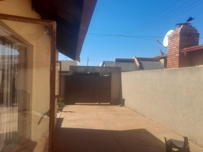 For Sale: Stunning 2-Bedroom Home in Protea-Glen - Photo 7