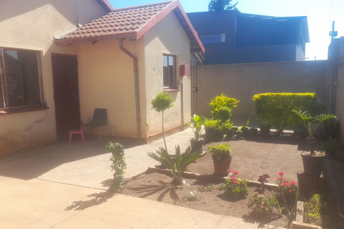 For Sale: Stunning 2-Bedroom Home in Protea-Glen - Photo 2