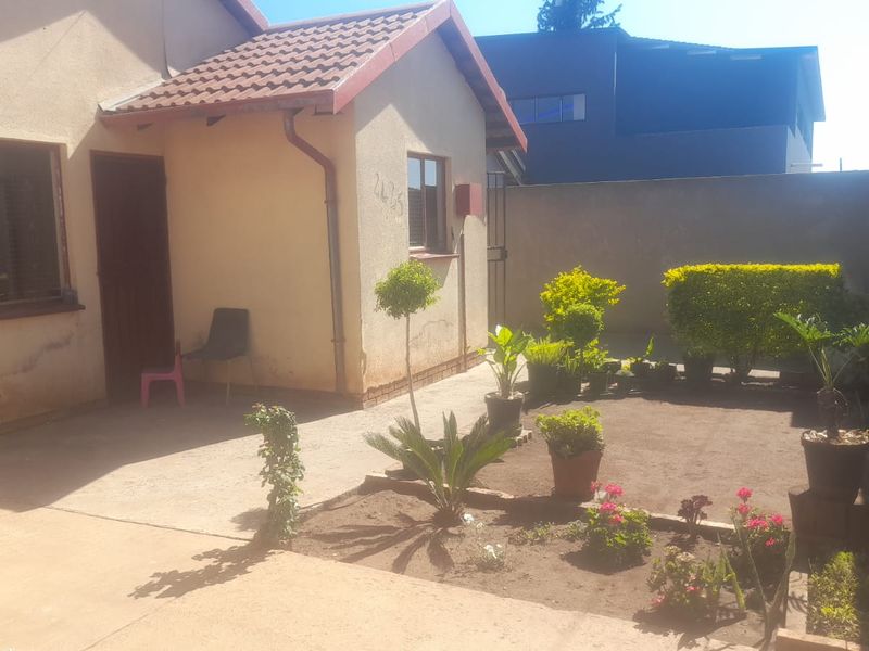 For Sale: Stunning 2-Bedroom Home in Protea-Glen - Photo 2