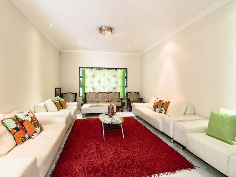 Expansive 6-Bedroom Residence in Vorna Valley, Midrand - Photo 10