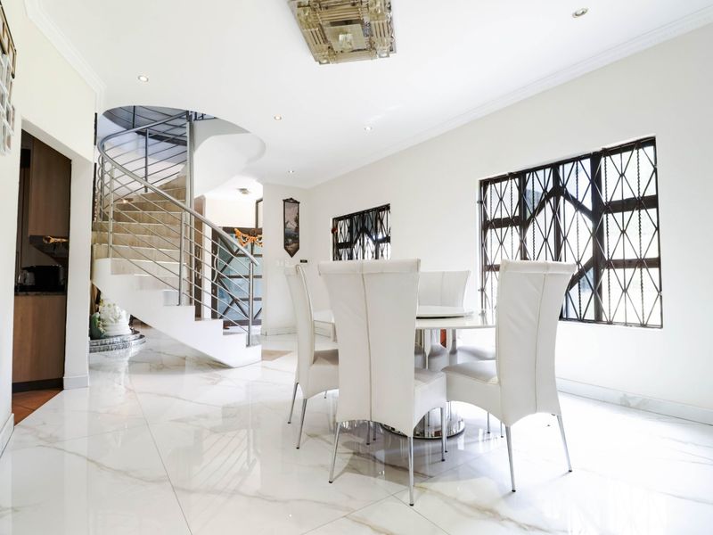 Expansive 6-Bedroom Residence in Vorna Valley, Midrand - Photo 9