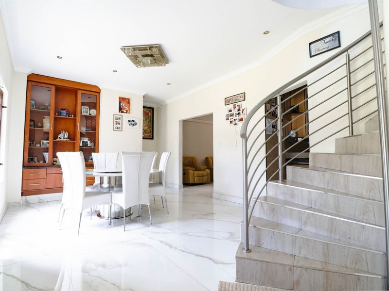 Expansive 6-Bedroom Residence in Vorna Valley, Midrand - Photo 8