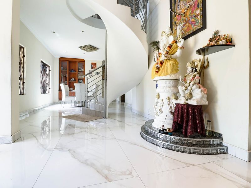 Expansive 6-Bedroom Residence in Vorna Valley, Midrand - Photo 7