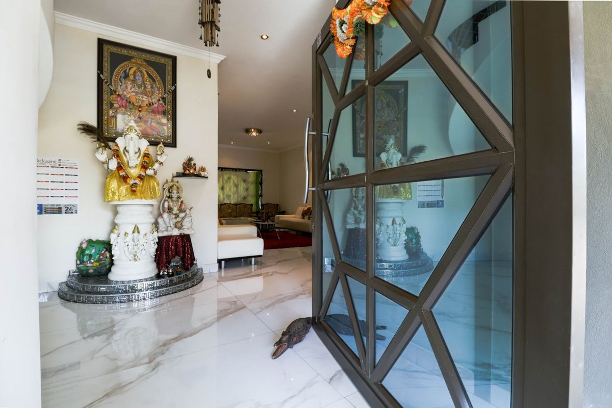 Expansive 6-Bedroom Residence in Vorna Valley, Midrand - Photo 5