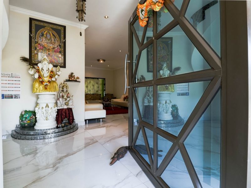 Expansive 6-Bedroom Residence in Vorna Valley, Midrand - Photo 5