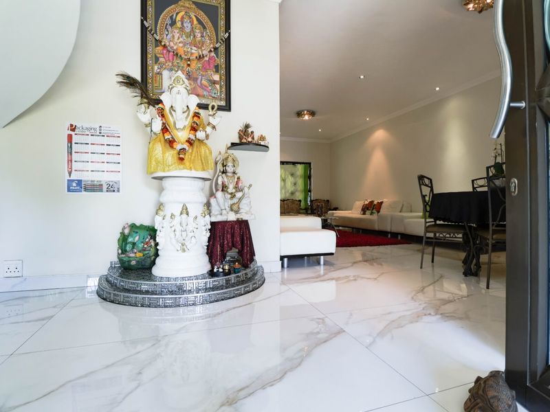 Expansive 6-Bedroom Residence in Vorna Valley, Midrand - Photo 6