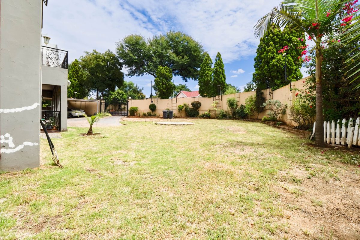 Expansive 6-Bedroom Residence in Vorna Valley, Midrand - Photo 4