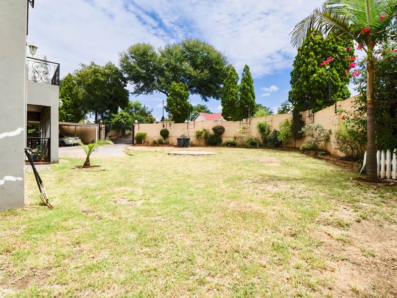 Expansive 6-Bedroom Residence in Vorna Valley, Midrand - Photo 4