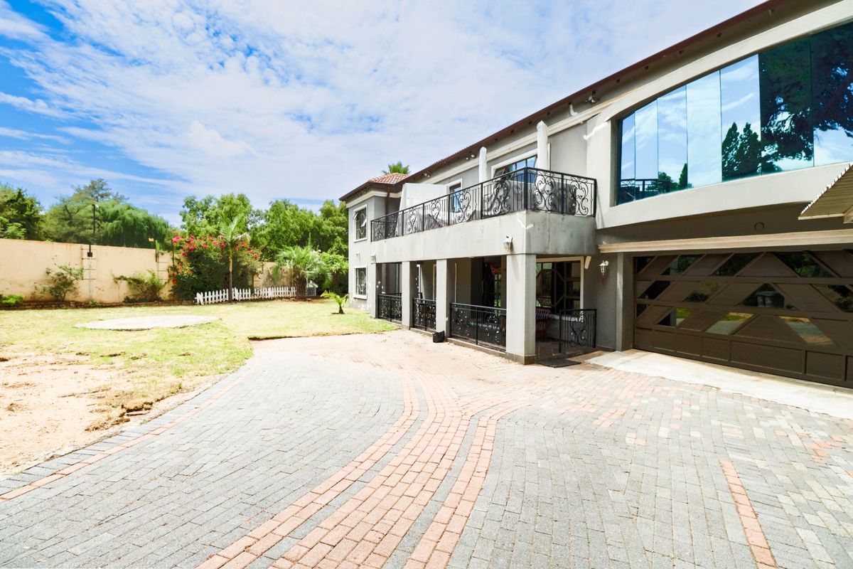 Expansive 6-Bedroom Residence in Vorna Valley, Midrand - Photo 2