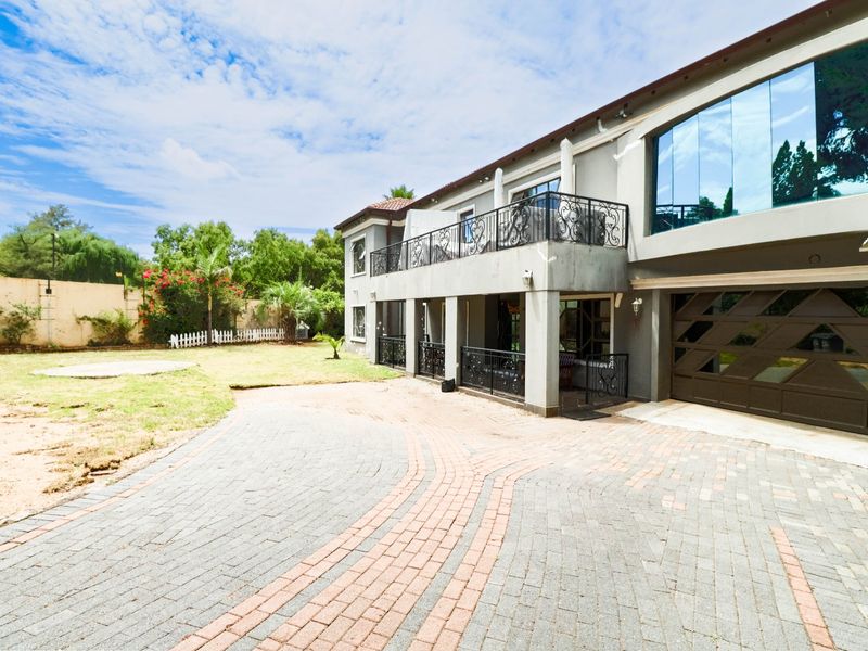 Expansive 6-Bedroom Residence in Vorna Valley, Midrand - Photo 2