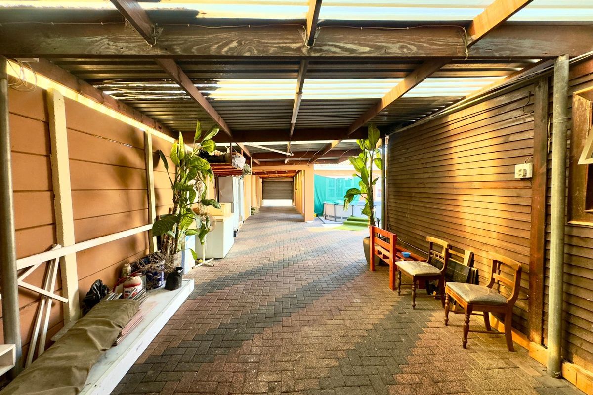 BEAUTIFUL THREE BEDROOM HOME WITH 3 BEDROOM FLATLET - Photo 3