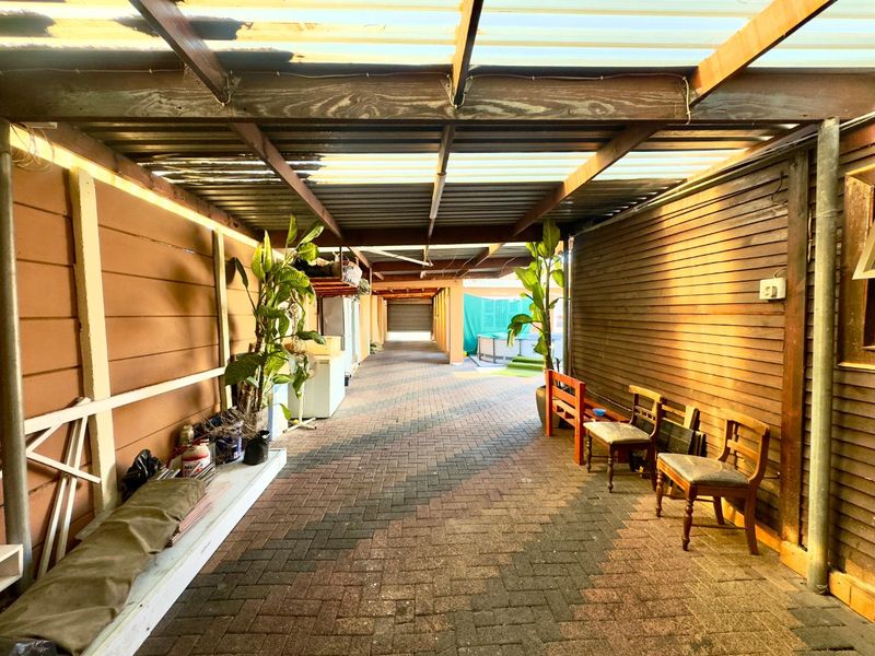 BEAUTIFUL THREE BEDROOM HOME WITH 3 BEDROOM FLATLET - Photo 3