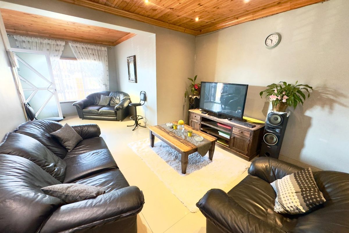BEAUTIFUL THREE BEDROOM HOME WITH 3 BEDROOM FLATLET - Photo 5