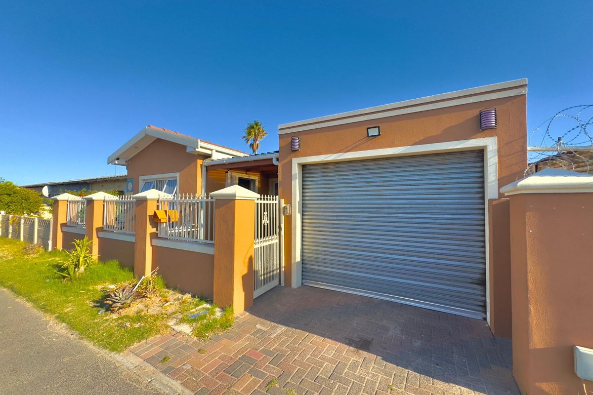 BEAUTIFUL THREE BEDROOM HOME WITH 3 BEDROOM FLATLET - Photo 2