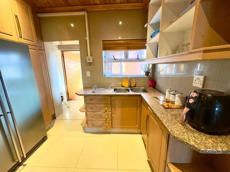 BEAUTIFUL THREE BEDROOM HOME WITH 3 BEDROOM FLATLET - Photo 8