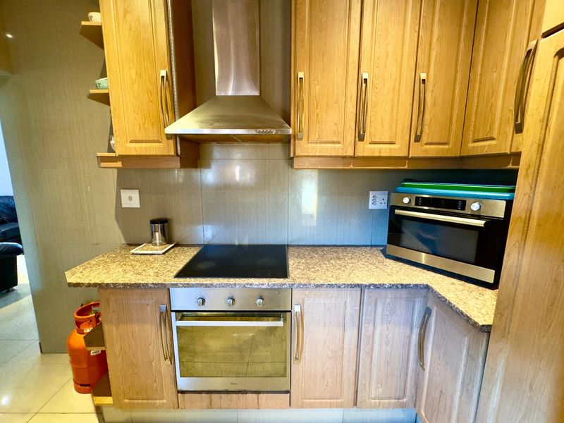 BEAUTIFUL THREE BEDROOM HOME WITH 3 BEDROOM FLATLET - Photo 9