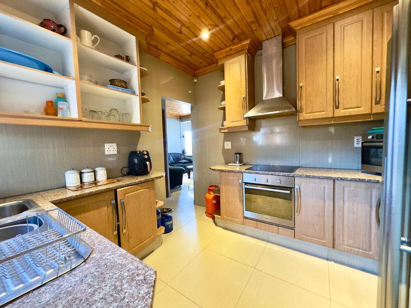 BEAUTIFUL THREE BEDROOM HOME WITH 3 BEDROOM FLATLET - Photo 7