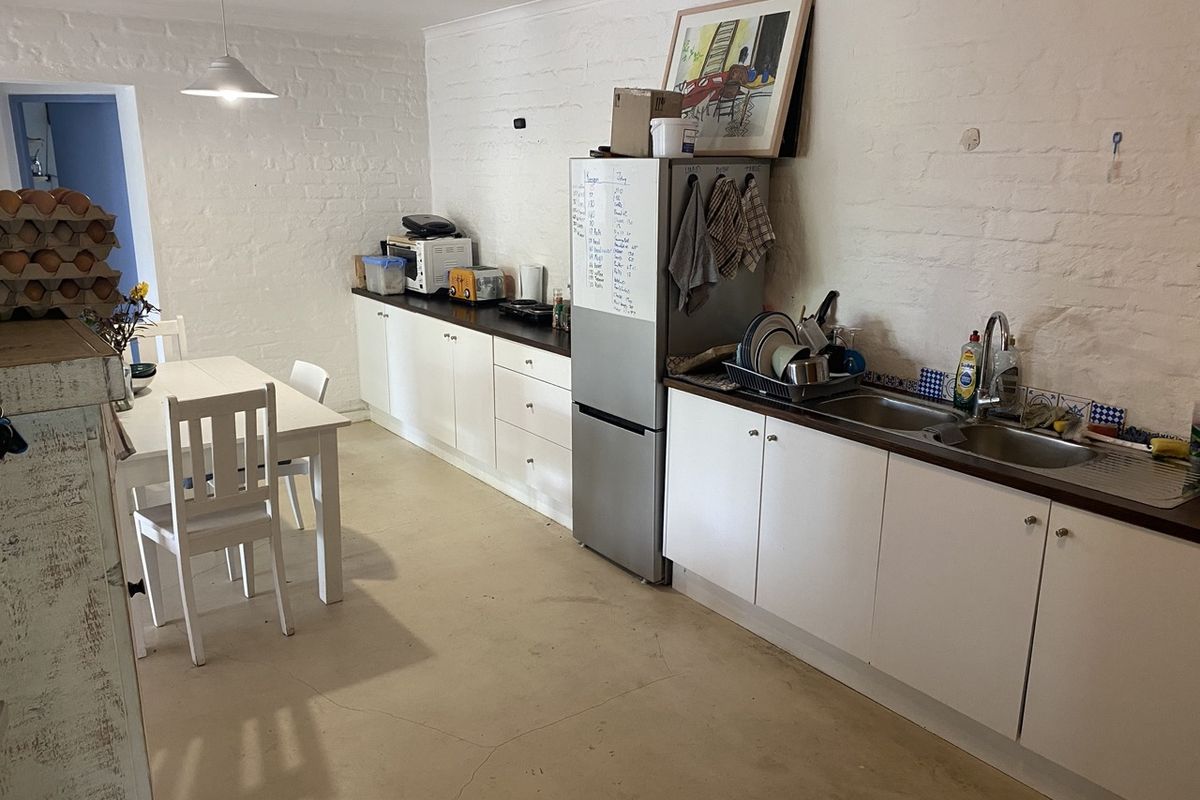 Spacious 2 bedroom flat with a view - Photo 5