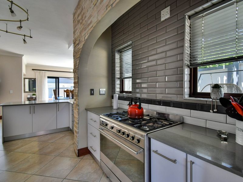 Pristine North-Facing Family Retreat with Expansive Living Spaces. - Photo 7