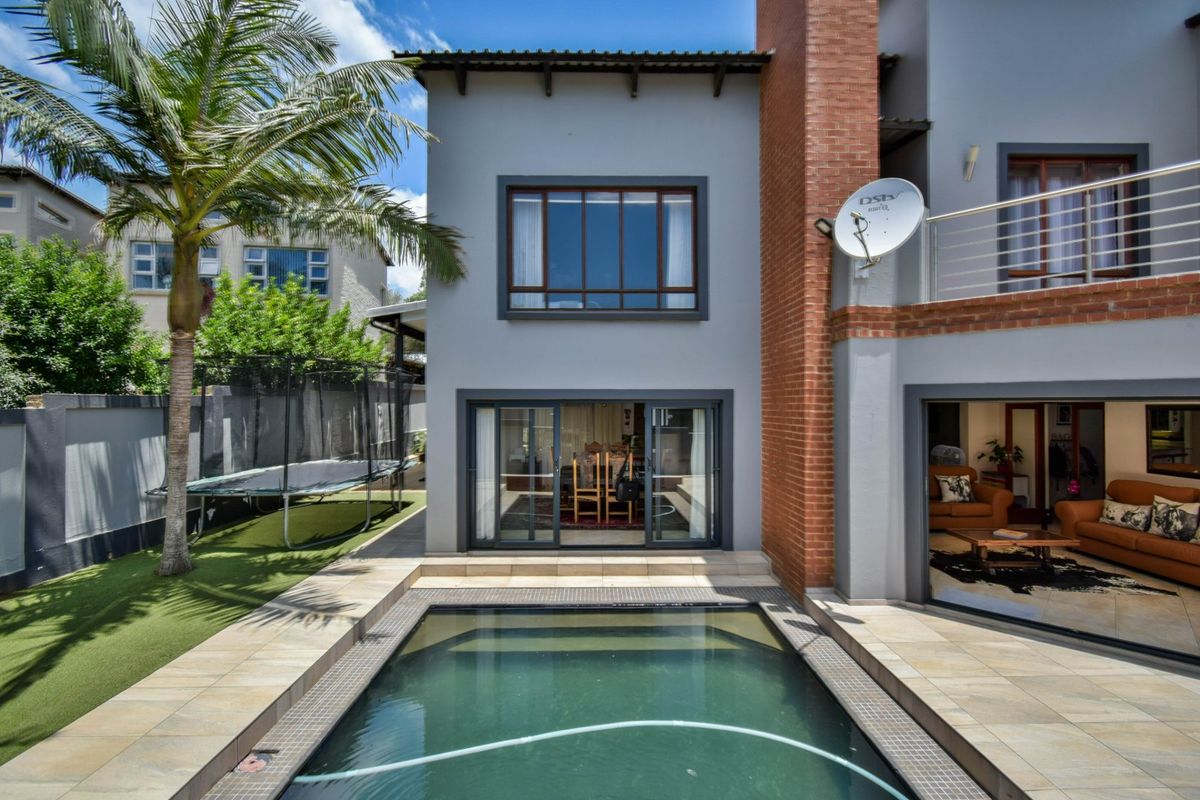 Pristine North-Facing Family Retreat with Expansive Living Spaces. - Photo 3