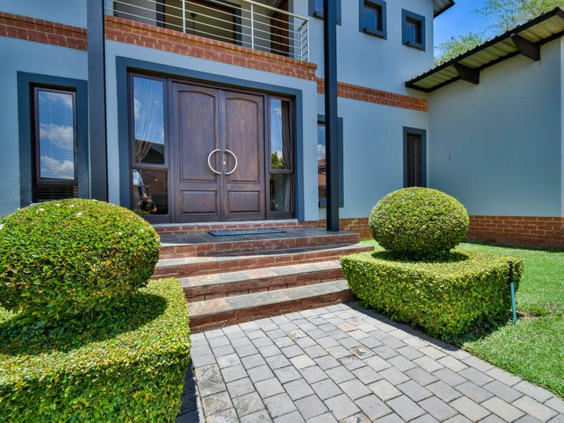 Pristine North-Facing Family Retreat with Expansive Living Spaces. - Photo 2