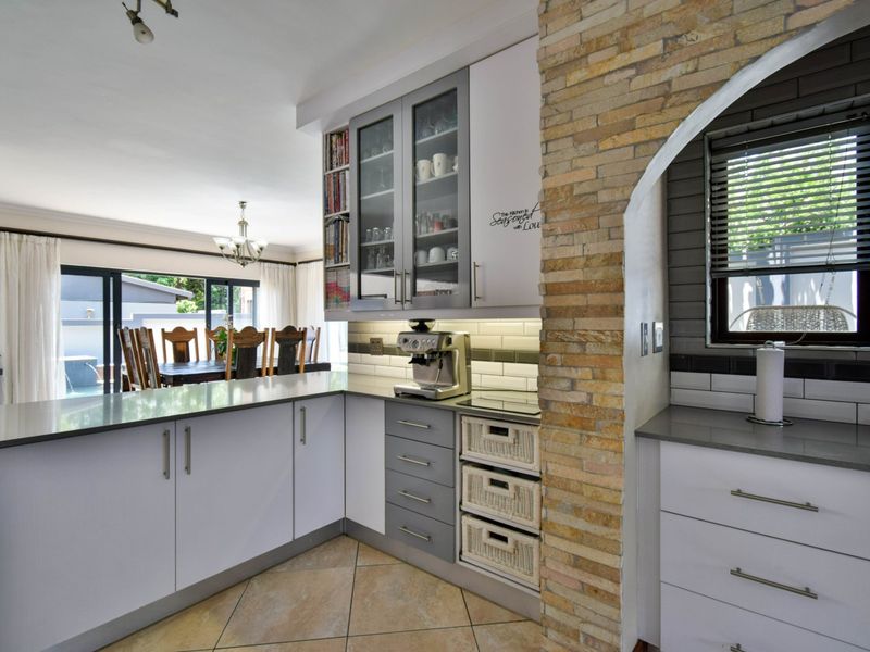 Pristine North-Facing Family Retreat with Expansive Living Spaces. - Photo 4