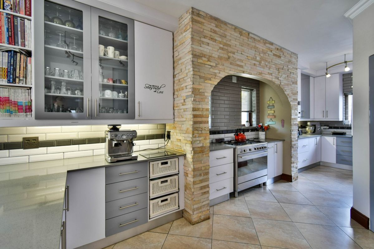 Pristine North-Facing Family Retreat with Expansive Living Spaces. - Photo 5