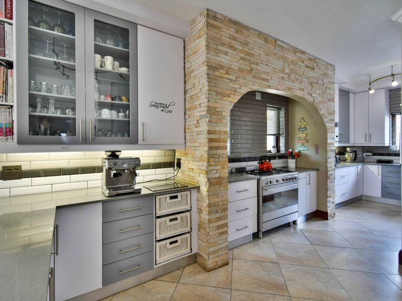 Pristine North-Facing Family Retreat with Expansive Living Spaces. - Photo 5