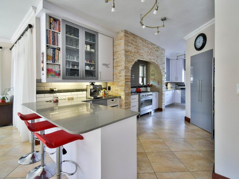 Pristine North-Facing Family Retreat with Expansive Living Spaces. - Photo 9