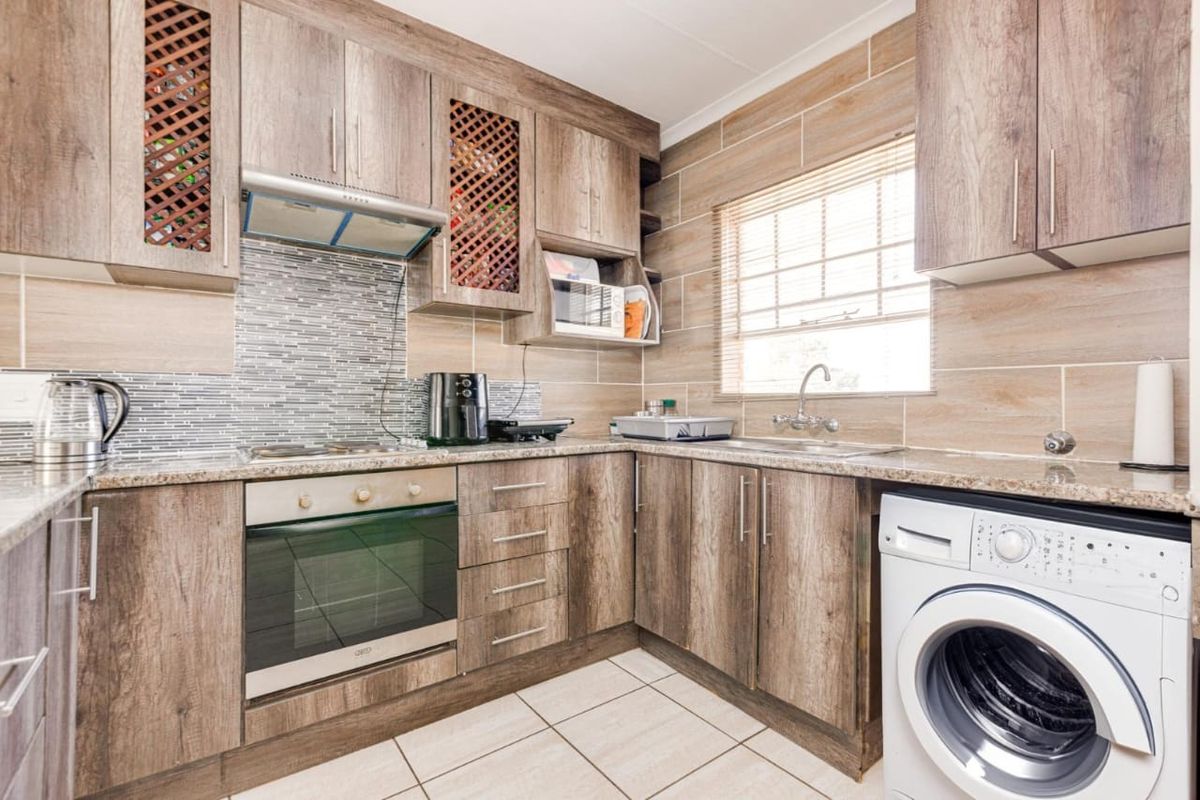 Neat 2 Bedroom Apartment for sale in Grobler park, Roodepoort  - Photo 2