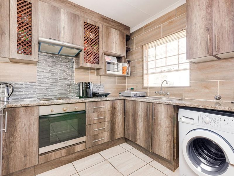 Neat 2 Bedroom Apartment for sale in Grobler park, Roodepoort  - Photo 2