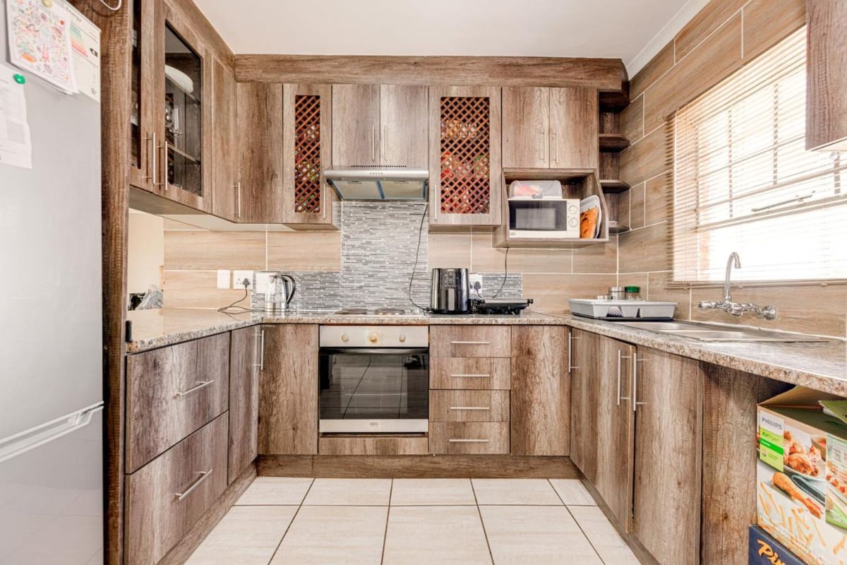 Neat 2 Bedroom Apartment for sale in Grobler park, Roodepoort  - Photo 3