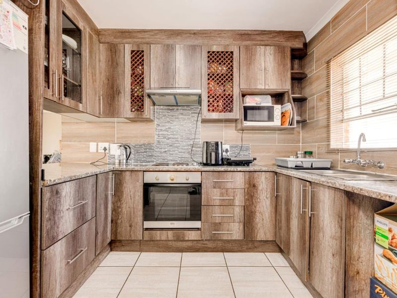 Neat 2 Bedroom Apartment for sale in Grobler park, Roodepoort  - Photo 3