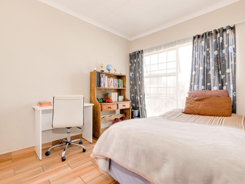 Neat 2 Bedroom Apartment for sale in Grobler park, Roodepoort  - Photo 10