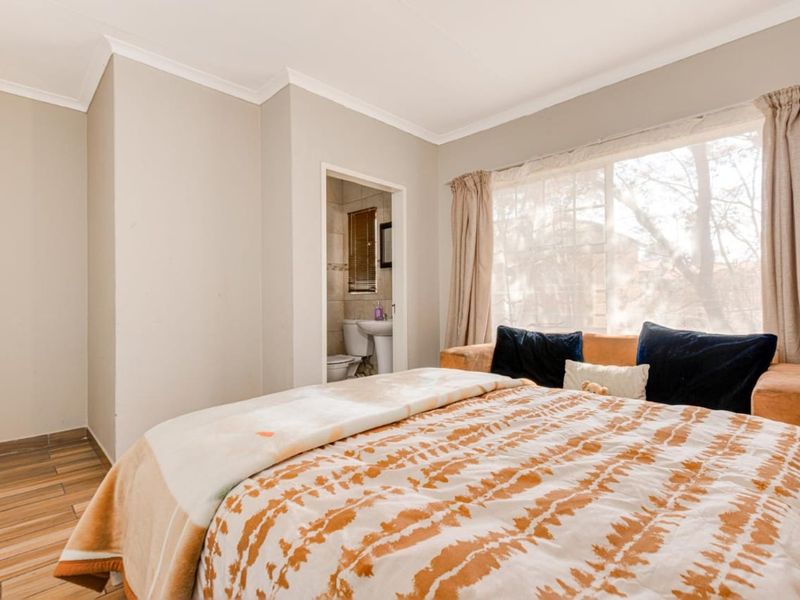 Neat 2 Bedroom Apartment for sale in Grobler park, Roodepoort  - Photo 9