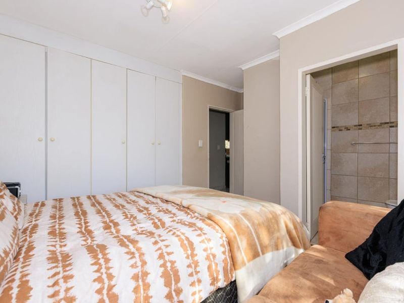 Neat 2 Bedroom Apartment for sale in Grobler park, Roodepoort  - Photo 8