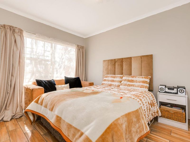 Neat 2 Bedroom Apartment for sale in Grobler park, Roodepoort  - Photo 7