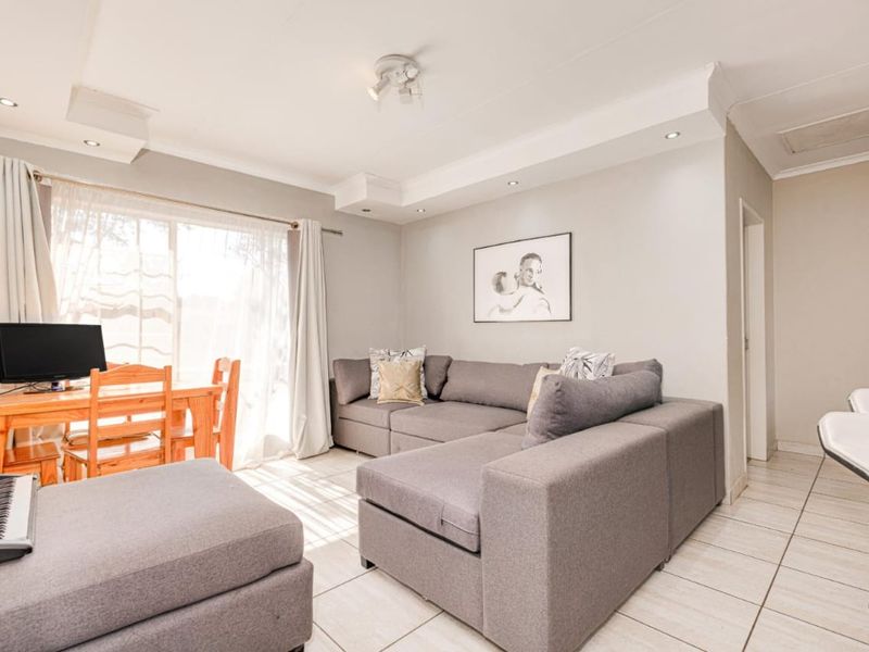 Neat 2 Bedroom Apartment for sale in Grobler park, Roodepoort  - Photo 6